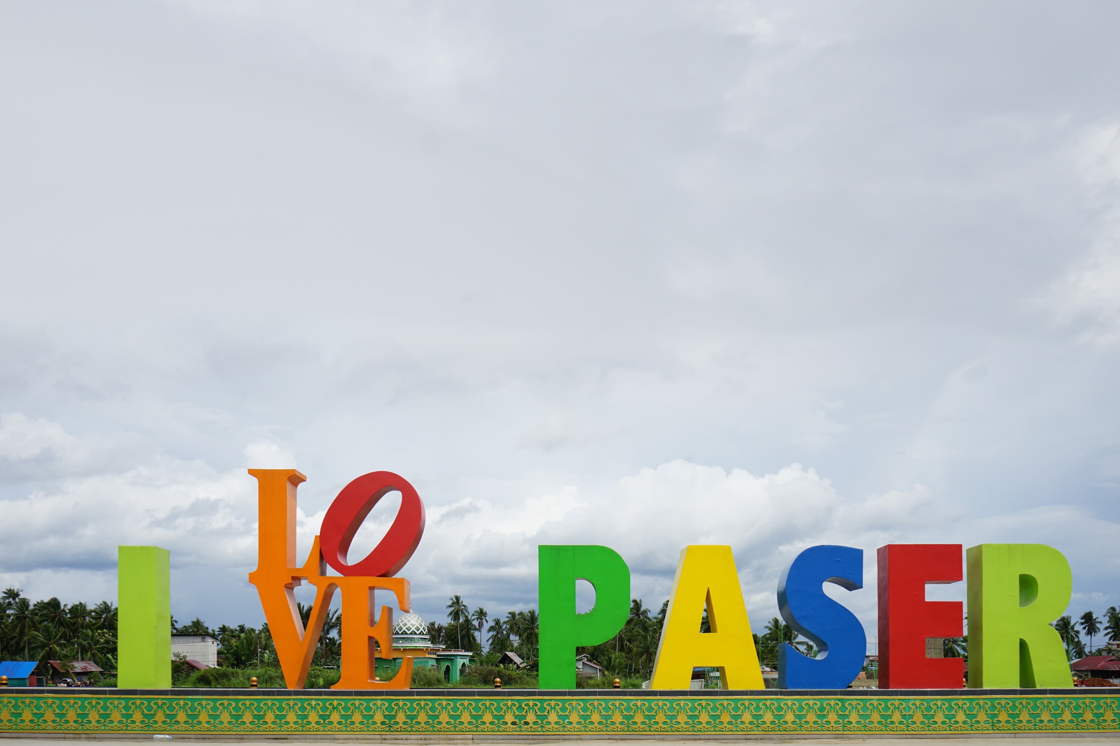 Panorama Kabupaten Paser dengan ikon kota dan alam sekitarnya