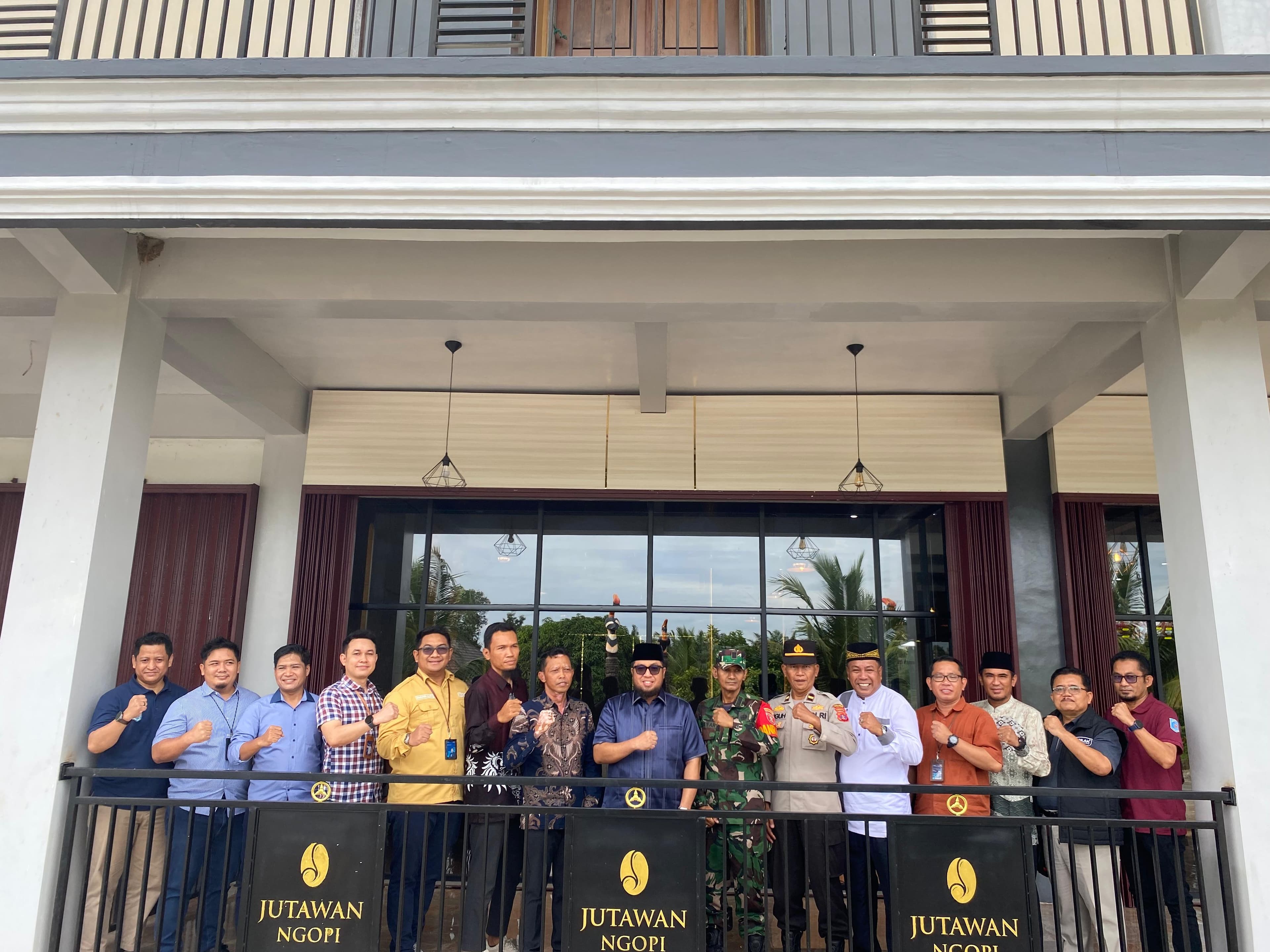 Wabup Paser Resmikan Caffe Jutawan Ngopi, Dorong UMKM dan Wisata Mahakam Park